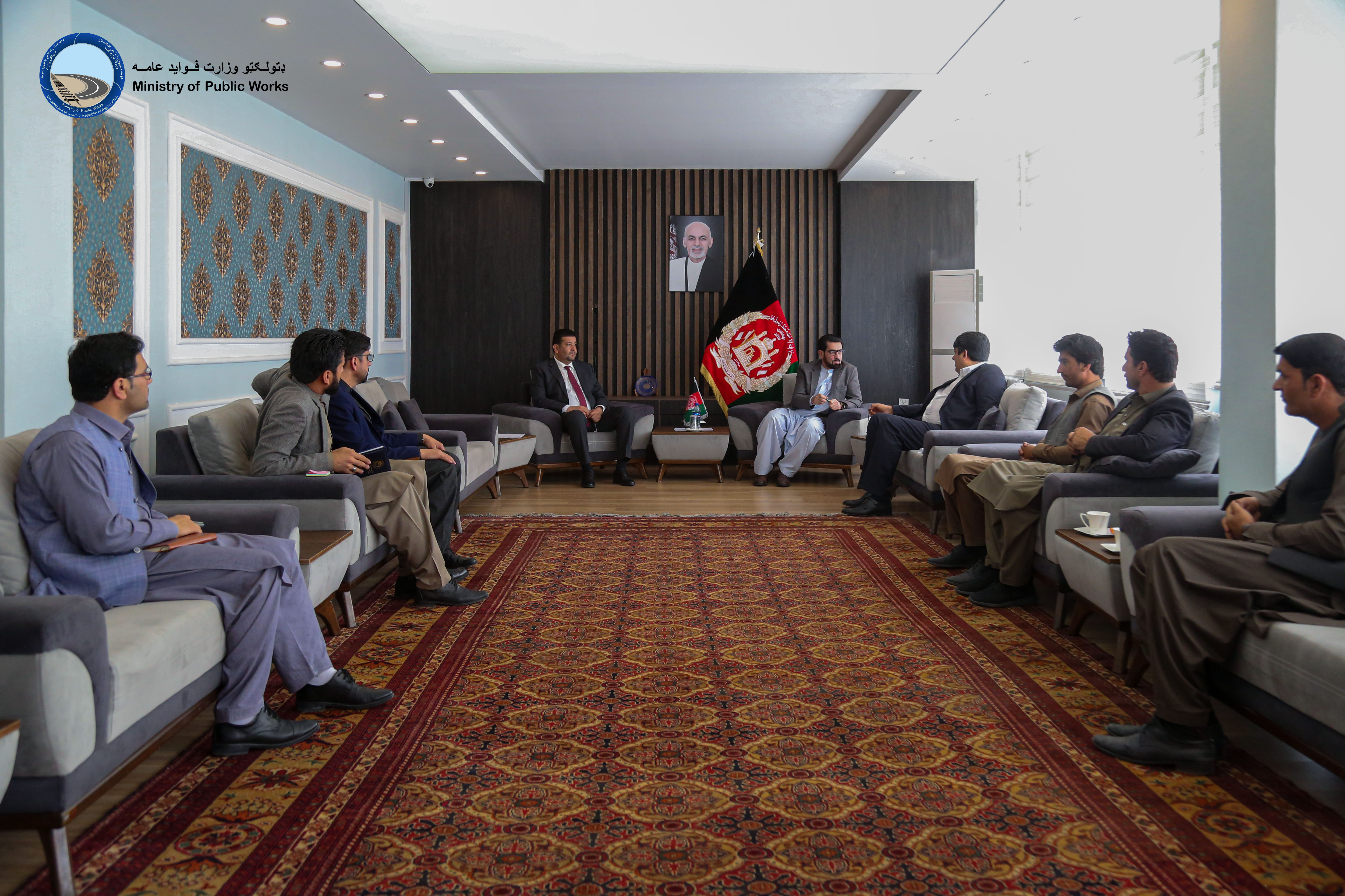 وزیر فوایدعامه در مورد بعضی پروژه ها با نمایندگان مردم بحث و تبادل نظر نمود