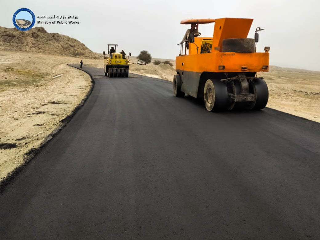 د لغمان ولایت د مهترلام ـ باد پښ سړک ۵۶ سلنه کاري پرمختګ لري