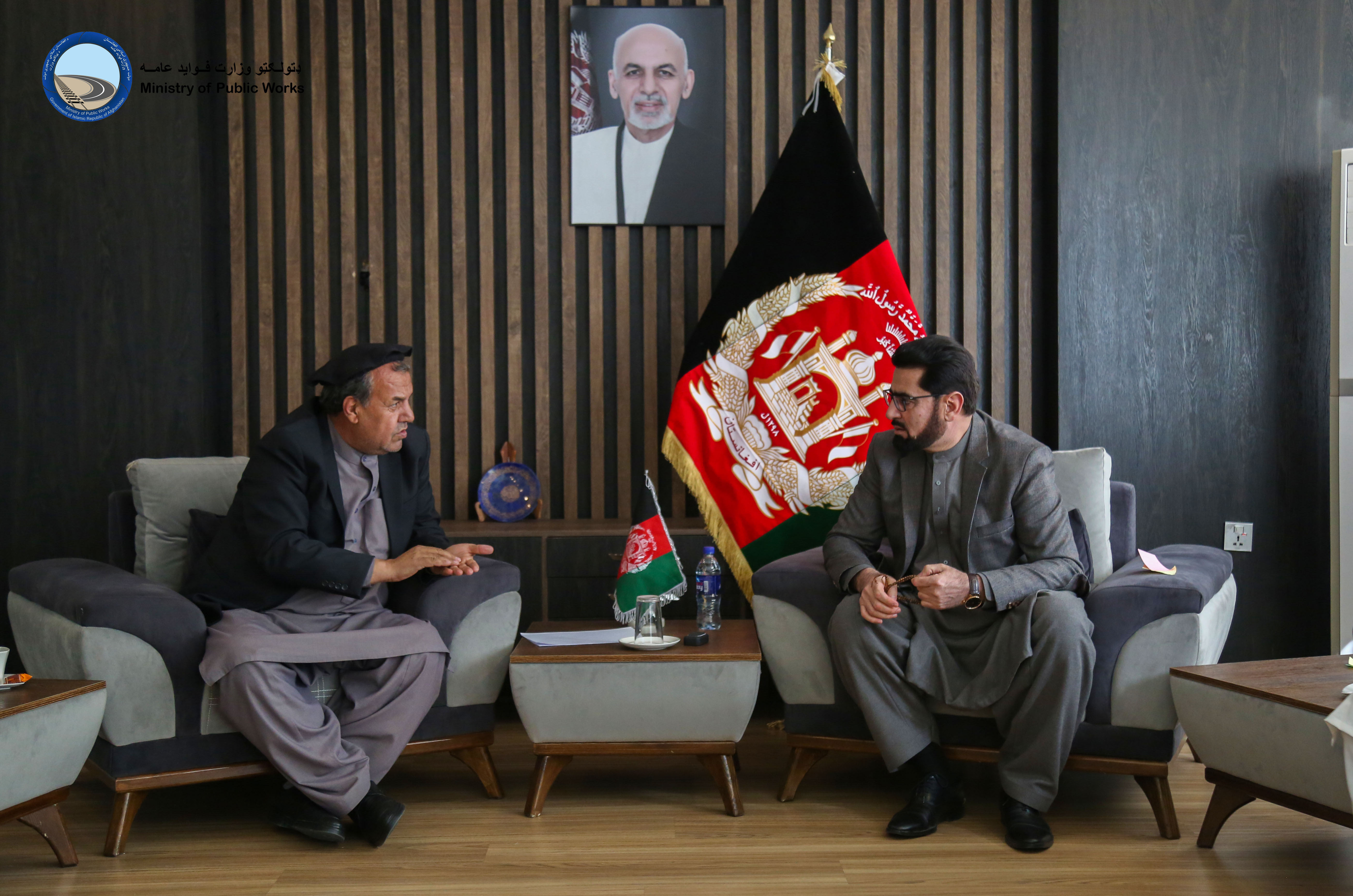 وزیر فواید عامه با والی کاپیسا دیدار و در مورد ساخت سرک از پل صیاد الی محمود راقی گفتگو نمود