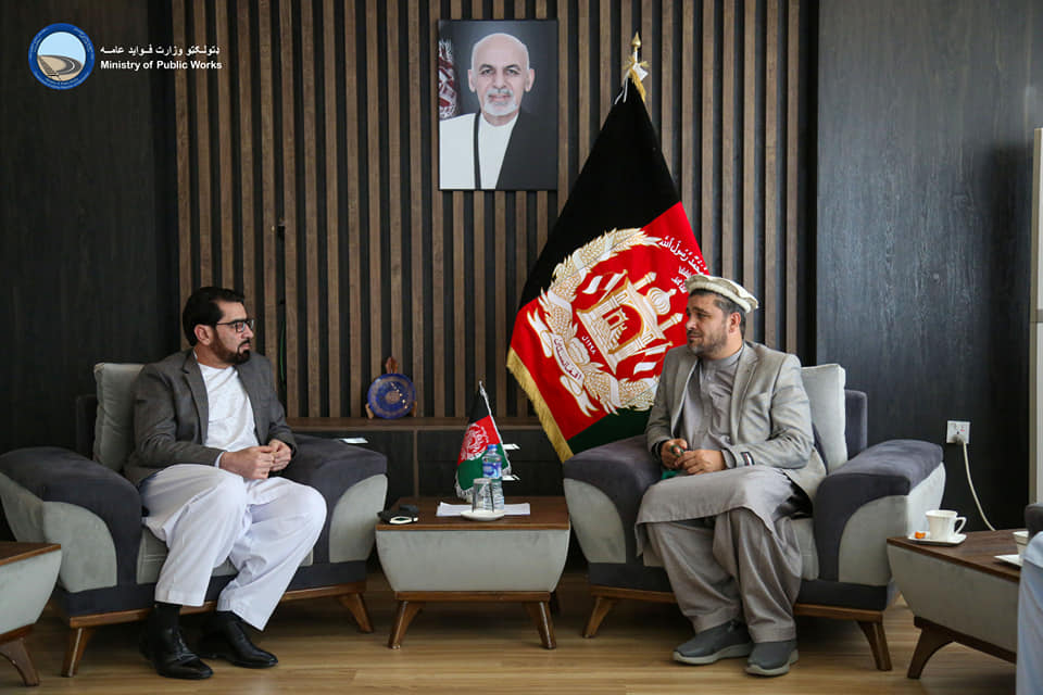 وزیر فواید عامه با والی کنر دیدار و در مورد ساختمان و بازسازی برخی سرک ها گفتگو نمود