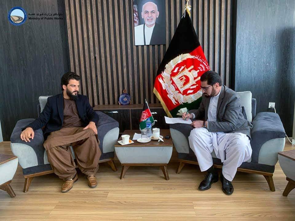 د لغمان والي د ټولګټو له وزیر سره د لغمان پوهنتون د سړک د بشپړیدا او یو شمېر نورو سړکونو د رغونې په موخه وکتل
