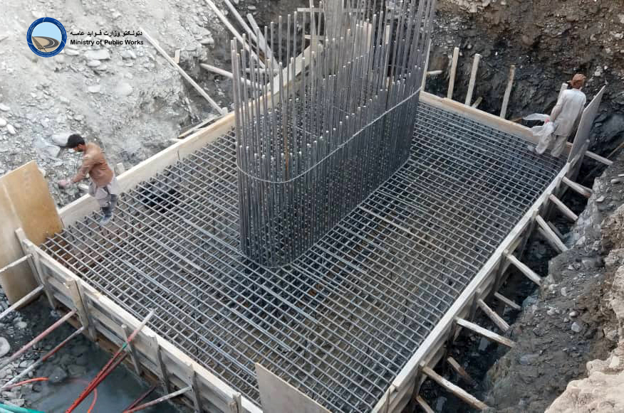 په خوست کې د یوه اوسپنیز کانکریټي پُل رغنیز کار دوام لري