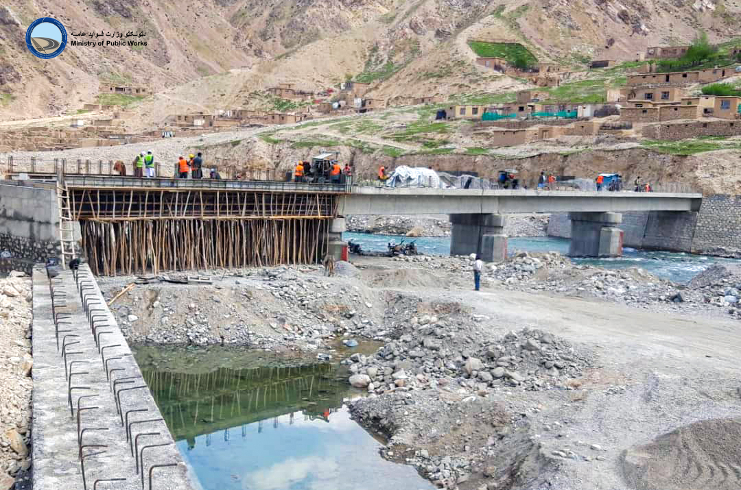 اعمار پل ۷۲ متره آهن کانکریتی در ولایت تخار ۶۵ فیصد پیشرفت کاری دارد