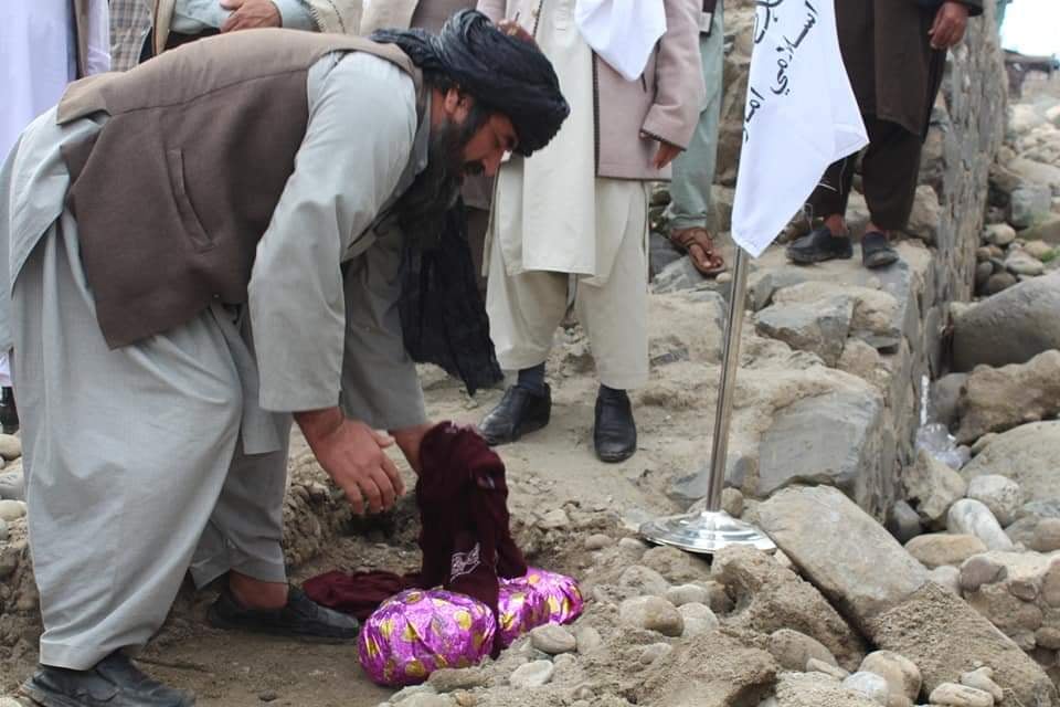 لغمان: د مهترلام ښار اړوند د ده زیارت پُل د ترمیم چارې پیل شوې