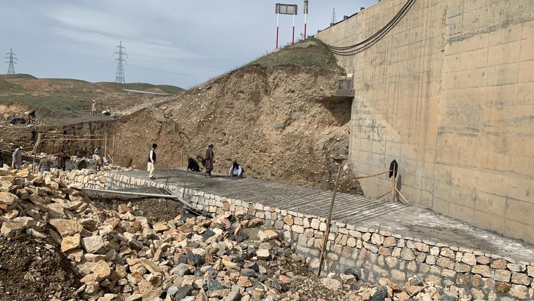 سمنگان: د ایبک – پلخمري پر مسیر د دری پایو پلونو د ترمیم او بیارغونې چارې دوام لري