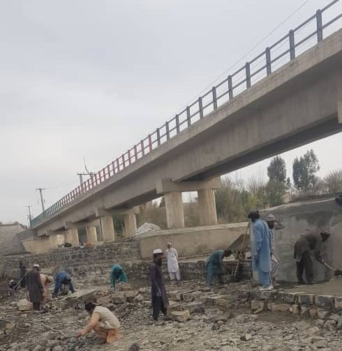 خوست: کار ترمیم سرک دوه منده – سپری و تحکیم کار پل دادوال جریان دارد