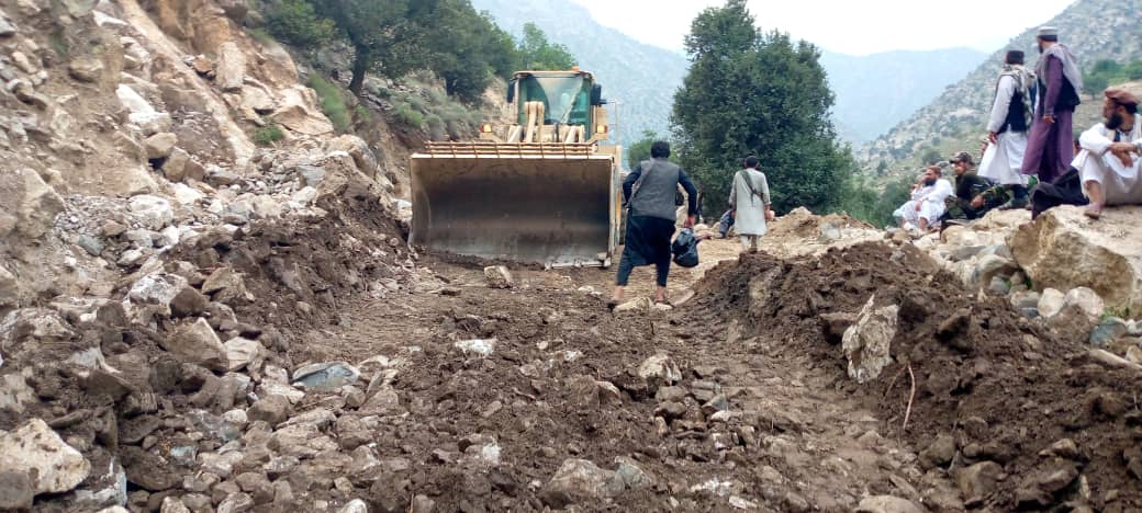 نورستان: پاک‌کاری مسیر سرک کنر - مرکز نورستان در ولسوالی واما به شدت جریان دارد