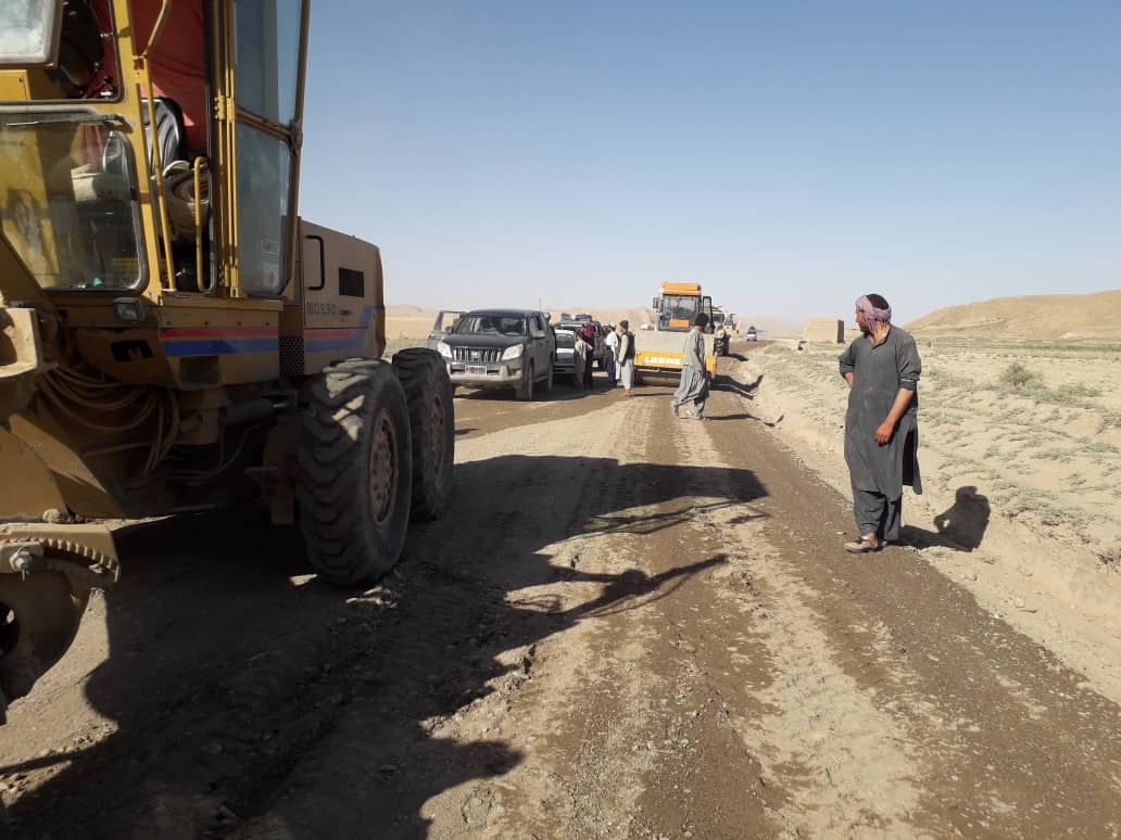 بادغیس: د بالامرغاب ـ غورماچ سړک د هموار کاري او جغل اچونې کار پیل شو