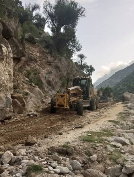 سرک کوردر الی مرکز نورستان که از اثر  سیلاب های اخیر مواد رسوبی جمع آوری شده بود پاک کاری گردید  