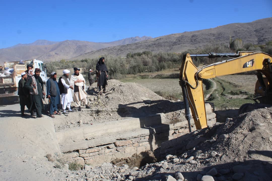 د میدان وردګ - بامیانو پر مسیر د ویجاړو پلګوټو د ترمیم کار پیل شو