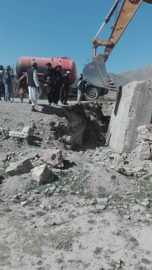 کار ترمیم پلچک های تخریب شده مسیر میدان وردګ - بامیان جریان دارد