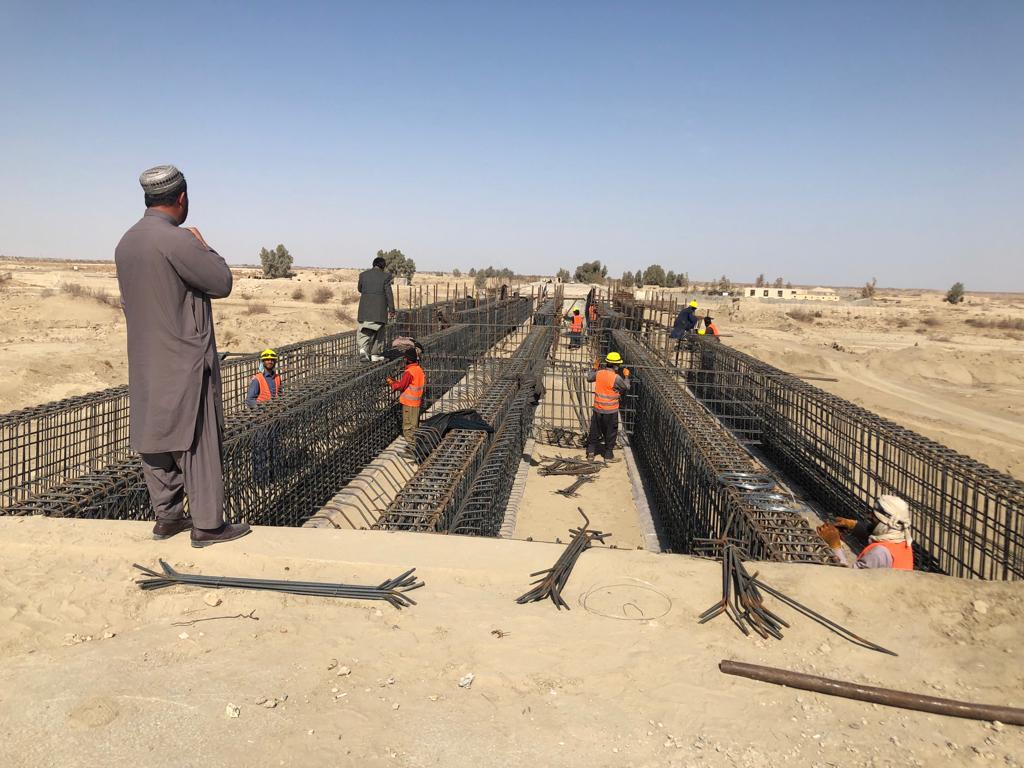 نیمروز: کار اعمار و ساختمان یک پایه پل ۳۰۰ متره در منطقه سرشیله ولسوالی کنگ ولایت نیمروز دوباره آغاز گردید