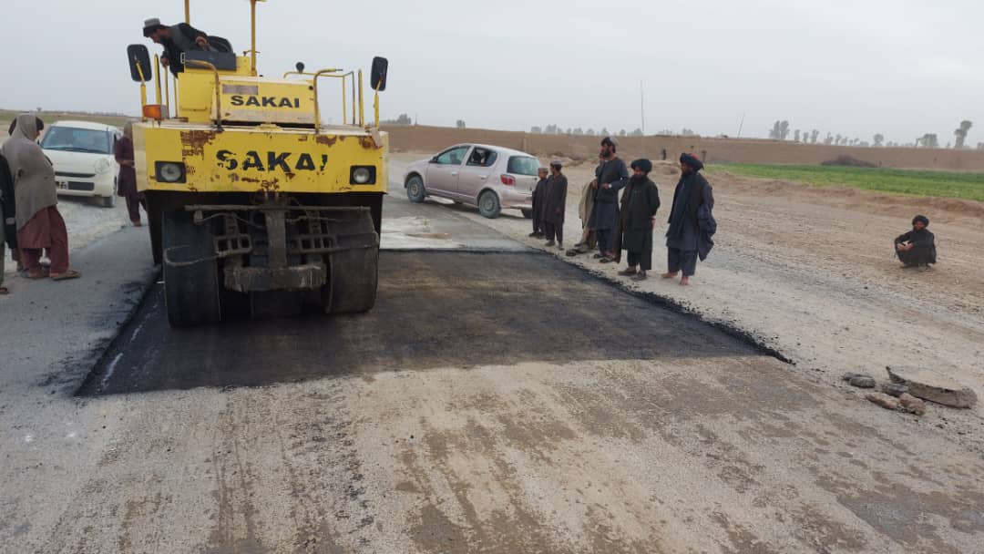 هلمند: کار ترمیم سرک دوراهی سنگین - مرکز ولسوالی سنگین جریان دارد 