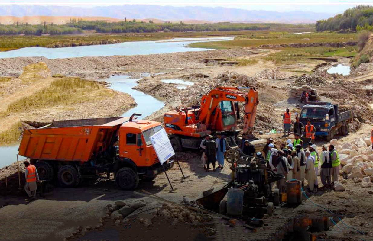 کارترمیم وداغگیری قسمت های تخریب شده ۴۶.۳ کیلومتر سرک عمومی مزارشریف -درصوف جریان دارد