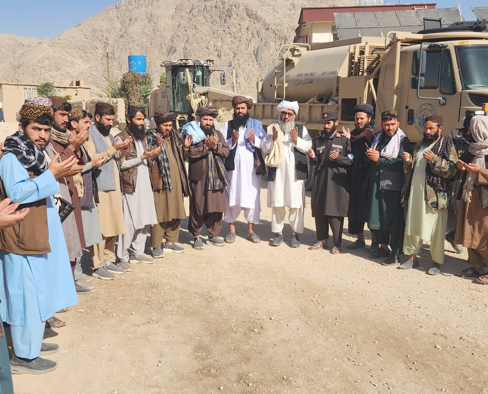 په بلخ ولايت کې د کشنده – زاري ولسوالیو ترمنځ ٢٨ کیلومتره سړک د جغل اچولو او هموارکارۍ چارې بشپړې شوې