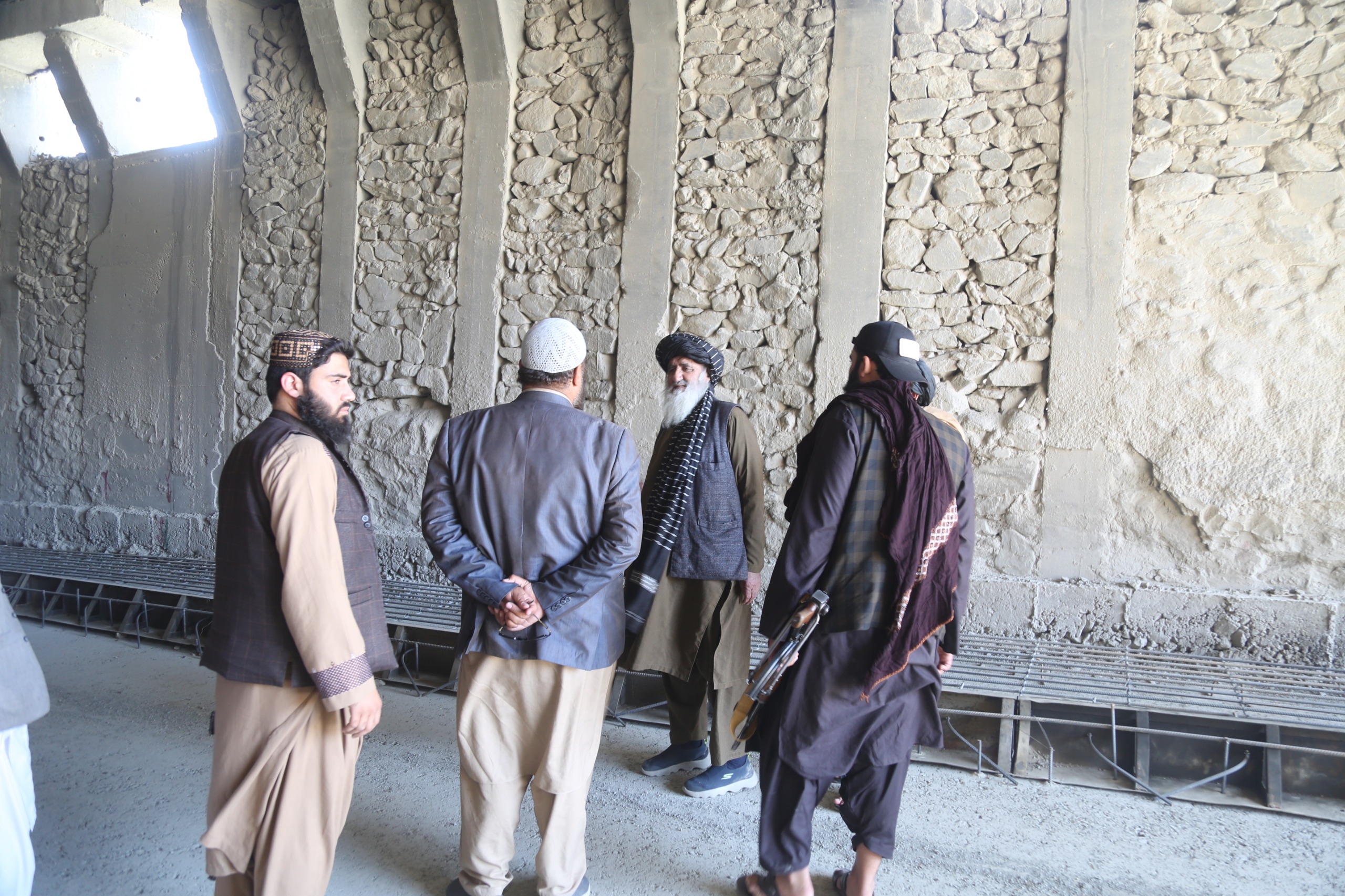 د ټولګټو وزیر د سالنګونو لویې لارې له کاري بهیر څخه لیدنه وکړه