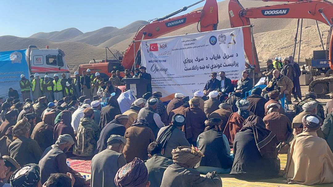 د سرپل – فاریاب عمومي مسیر د لومړي لاټ رغنیزې چارې د څه باندې ۱ میلیارد او ۲۵۰ میلیونه افغانیو په ارزښت پیل شوې