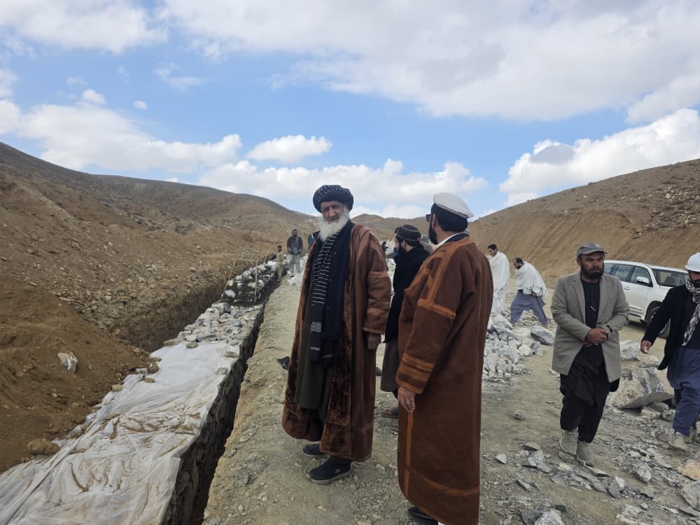 د ټولګټو وزارت محترم وزیر د کابل – جلال آباد لویې لارې د دویم لین سړک له رغنیزو چارو څخه لیدنه وکړه