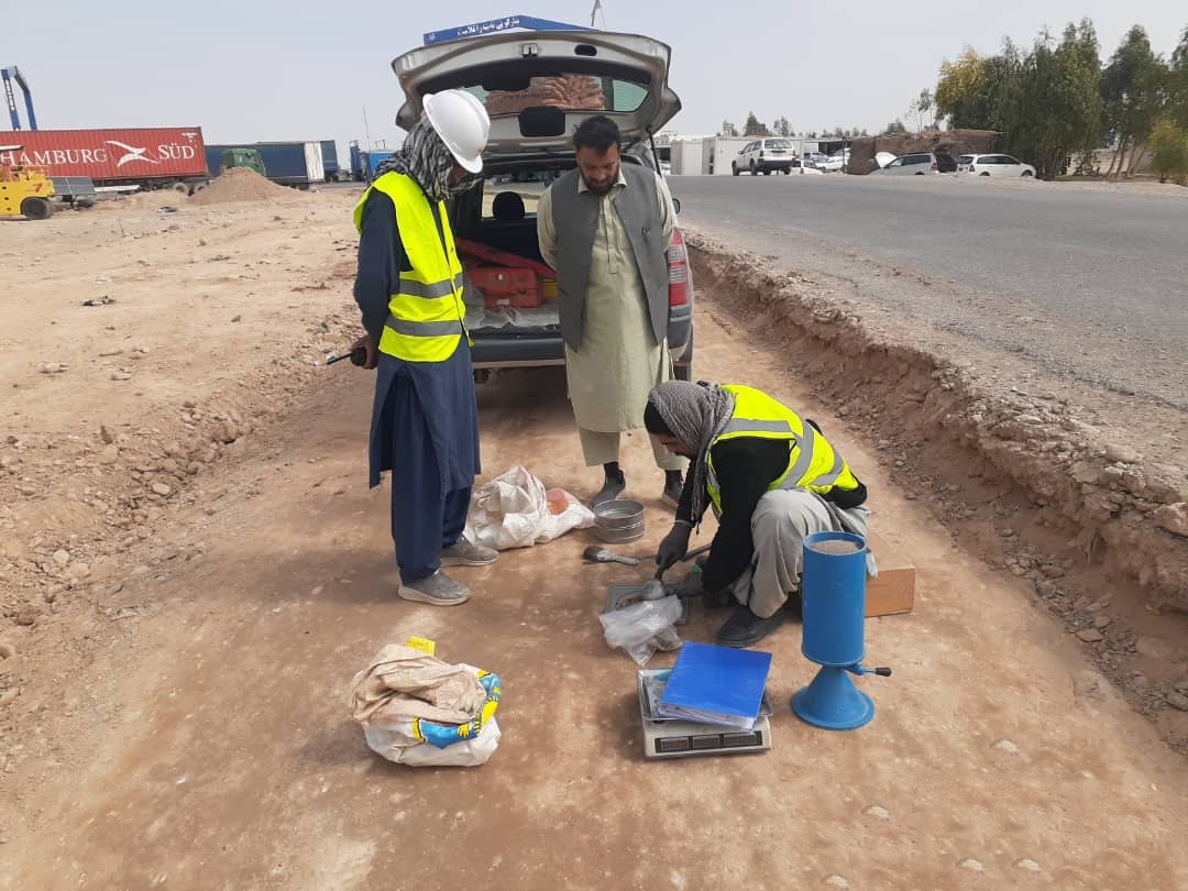 د فراه – فراه رود ۶۱.۲ کیلومتره سړک د دویمې طبقې د بیا رغونې چارې جریان لري