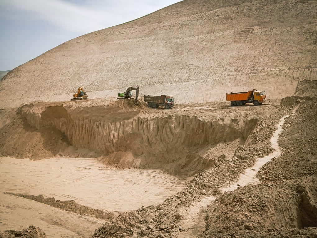 په فاریاب ولایت کې  د میمنې -  فردوس ولسوالۍ د ۲۵ کیلومتره سړک د اساسي رغونې چارې روانې دي