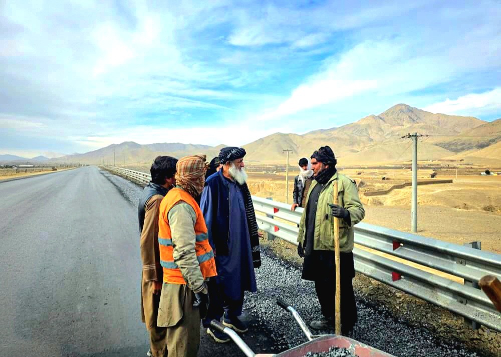 د ټولګټو وزارت محترم وزیر د کابل - غزنی لویې لارې  د دویم لین سړک له رغنیزو چارو څخه لیدنه وکړه