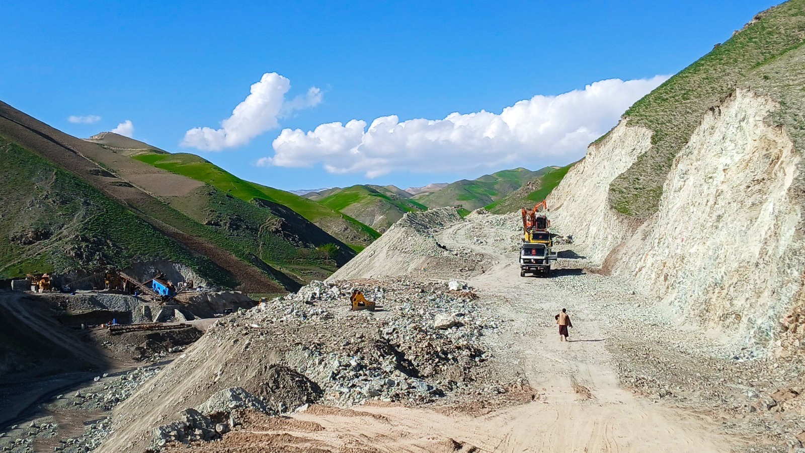 د بدخشان ولایت د یفتل پایان ولسوالۍ د ۲۶ کیلومتره سړک د اساسي رغونې چارې جریان لري