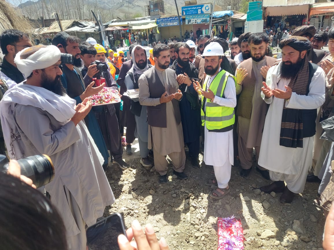 د ا.ا.ا د ټولګټو وزارت له لوري د میدان وردګ ولایت د جلریز ولسوالۍ اړوند د سنګلاخ تفریحي سیمې ۲.۶ کیلومتره سړک رغنیزې چارې د ۷۷.۷ میلیونه افغانیو په ارزښت، د یو شمېر ځایي مسؤلینو په شتون کې پیل شوې.  دغه سړک د میدان وردګ ولایت د جلریز ولسوالۍ له درې‌لارې څخه پیل کېږي او د خروټو کلي تر حدبخشي سیمې پورې رسېږي، چې د ۹ کاري میاشتو په موده کې به یې کار بشپړ او ګټې اخیستنې ته وسپارل شي. د یاد سړک د کار په جریان کې به د سیمې یو شمېر اوسېدونکو ته د کار زمینه برابره شي، او په بشپړېدو سره به یې د سیمې د اوسېدونکو او د