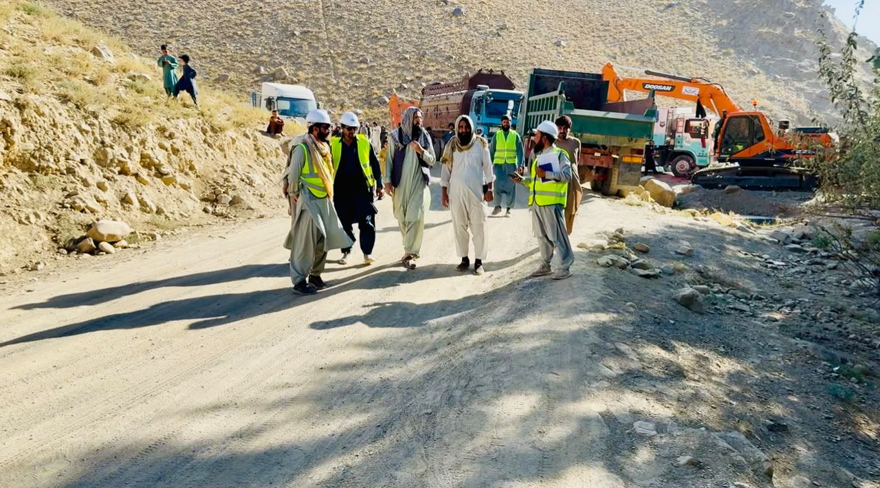 وزیر محترم فواید عامه از جریان کار اعمار سرک  چک – دایمیرداد بازدید نمود